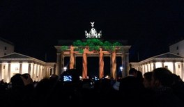 Illuminiertes Brandenburger Tor während des Lichterfests in Berlin