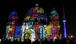 Illuminierter Berliner Dom während des Lichterfests in Berlin