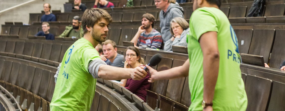 20230324-Tilman-Daab-Mikrofonübergabe (Mitarbeitende, Publikum, Wortmeldung)-SMuK-Dresden-5I9A4026.jpg