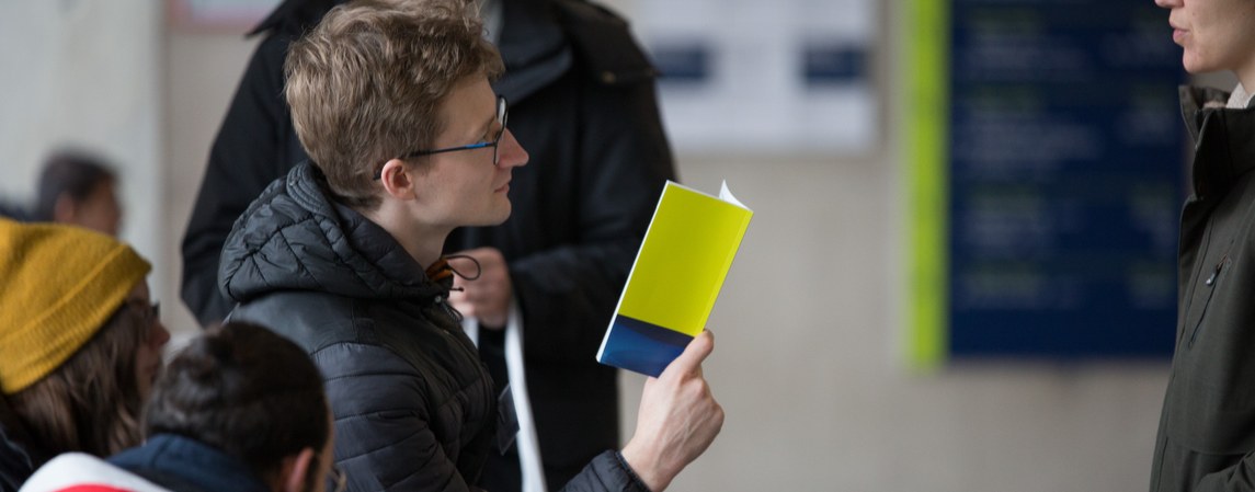 20230326-Tilman-Daab-Gespräch über Programmheft (Teilnehmende)-SMuK-Dresden-5I9A4218.jpg