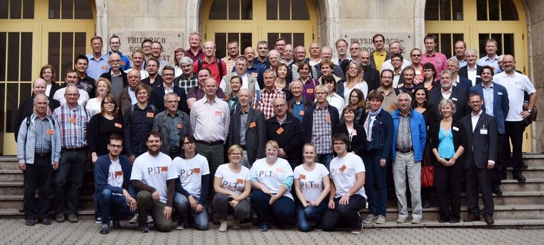 Gruppenfoto der Tagungsteilnehmer, Aussteller und studentischen Hilfskräfte Gruppenbild