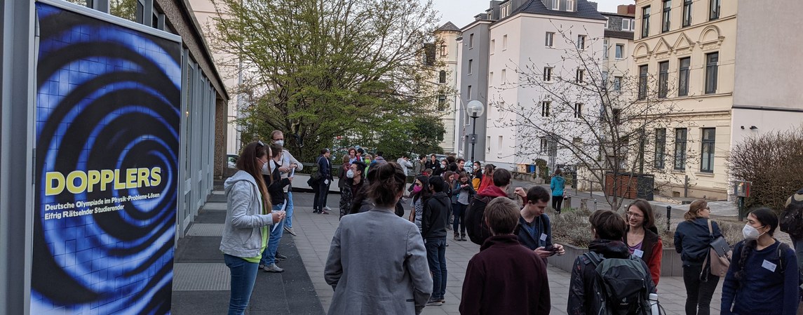 Empfang vor dem Wolfang-Paul-Hörsaal
