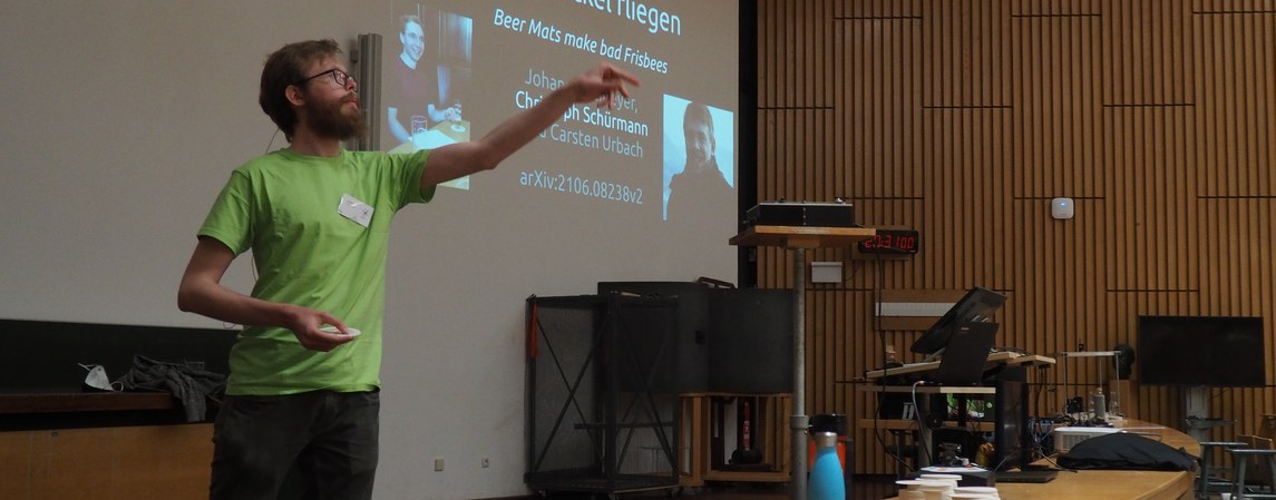 Abendvortrag von Christoph Schürmann über die Flugeigenschaften von Bierdeckeln