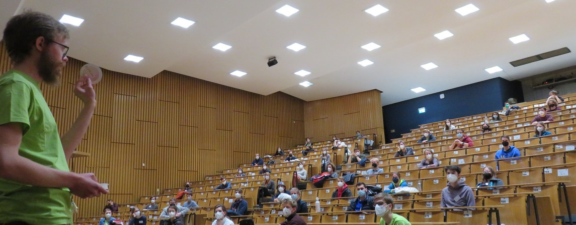 Abendvortrag von Christoph Schürmann über die Flugeigenschaften von Bierdeckeln