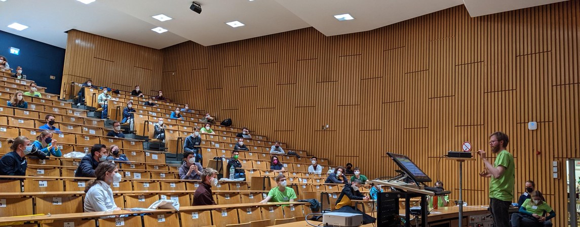 Abendvortrag von Christoph Schürmann über die Flugeigenschaften von Bierdeckeln