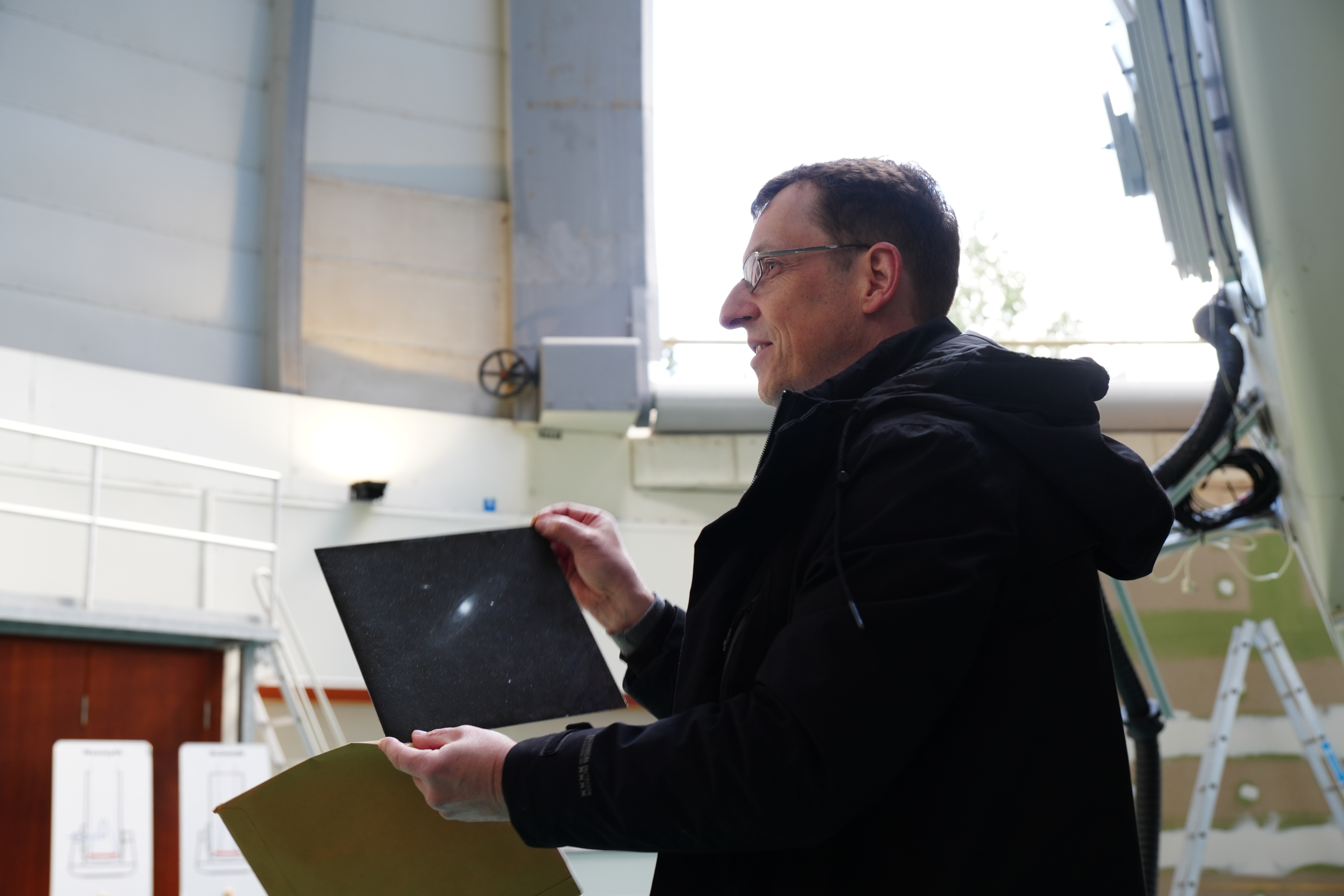 Institutsdirektor Markus Roth mit einer alten Aufnahme auf Fotoplatte