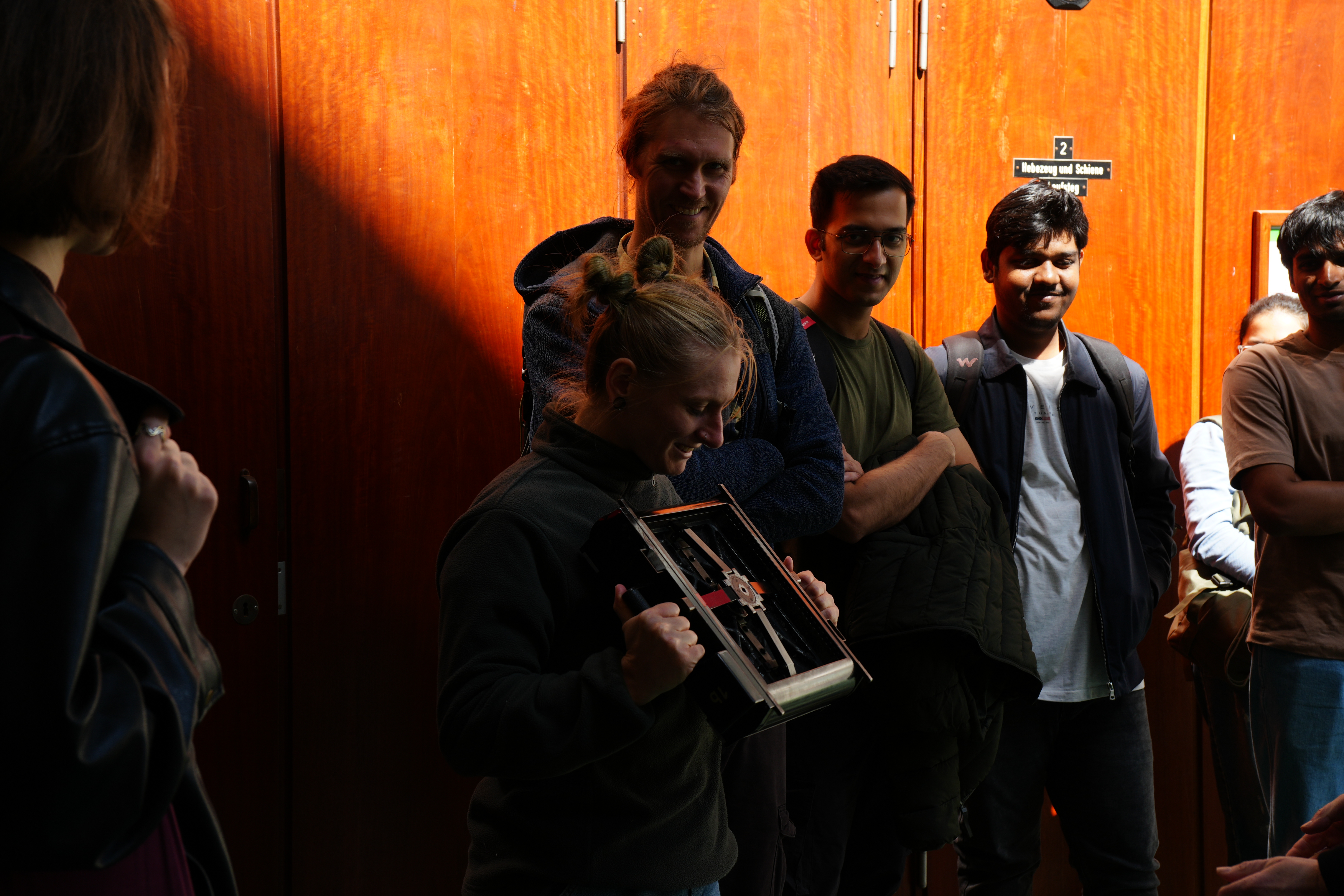 Teilnehmende mit einem Halter