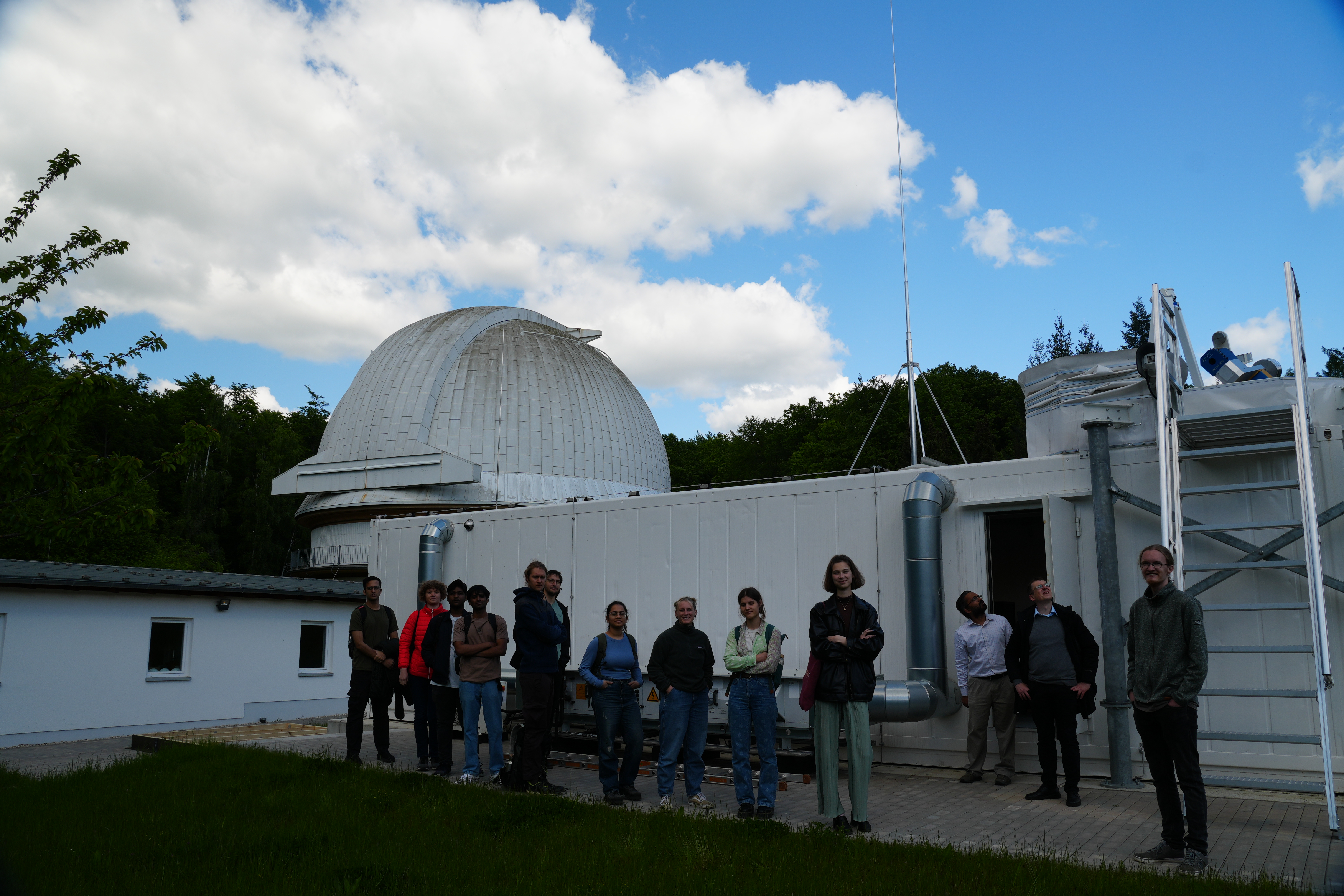 Gruppenbild vor dem Sonnenlabor der TLS