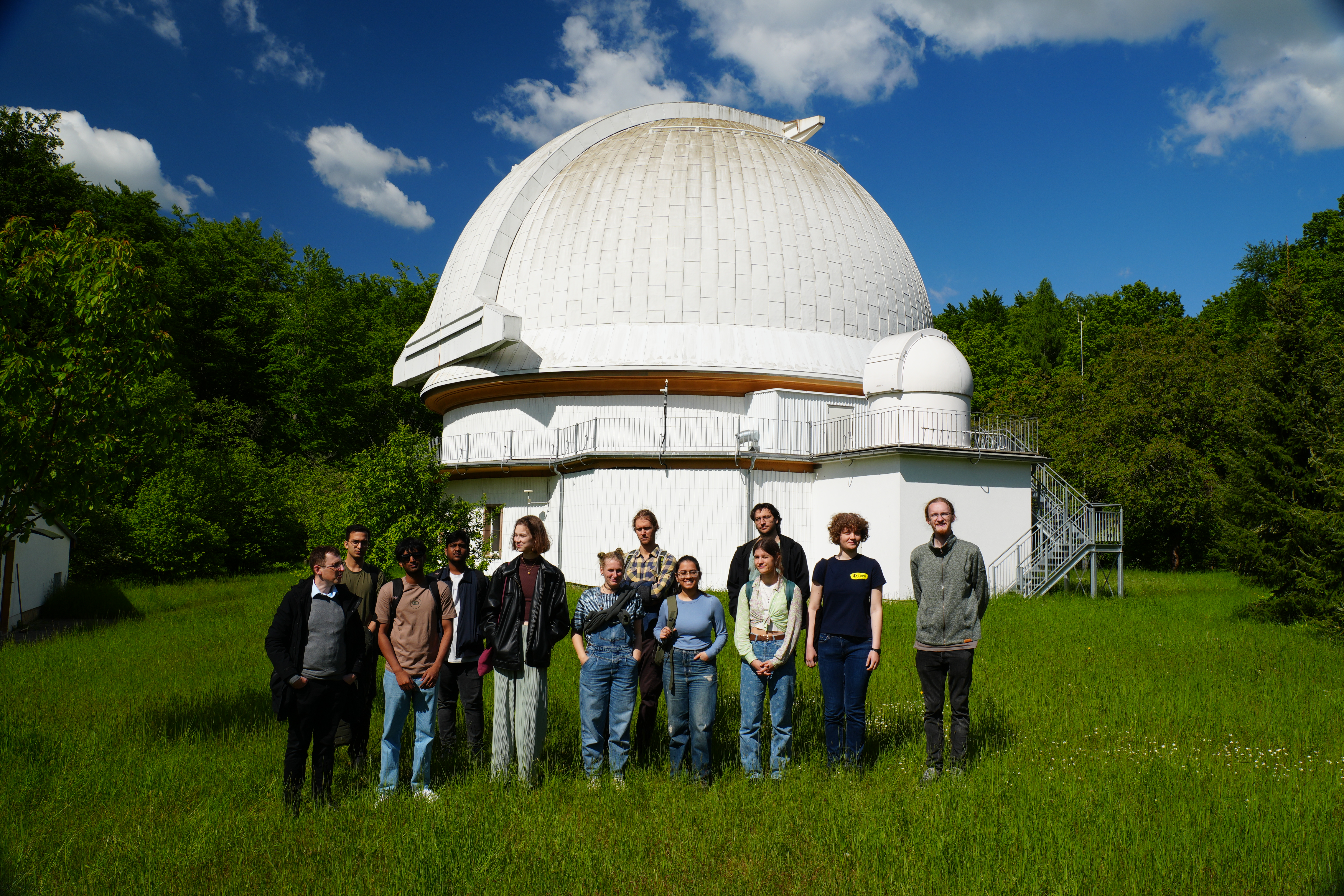 2-m-Universal-Teleskop TLS mit Person zum Größenvergleich