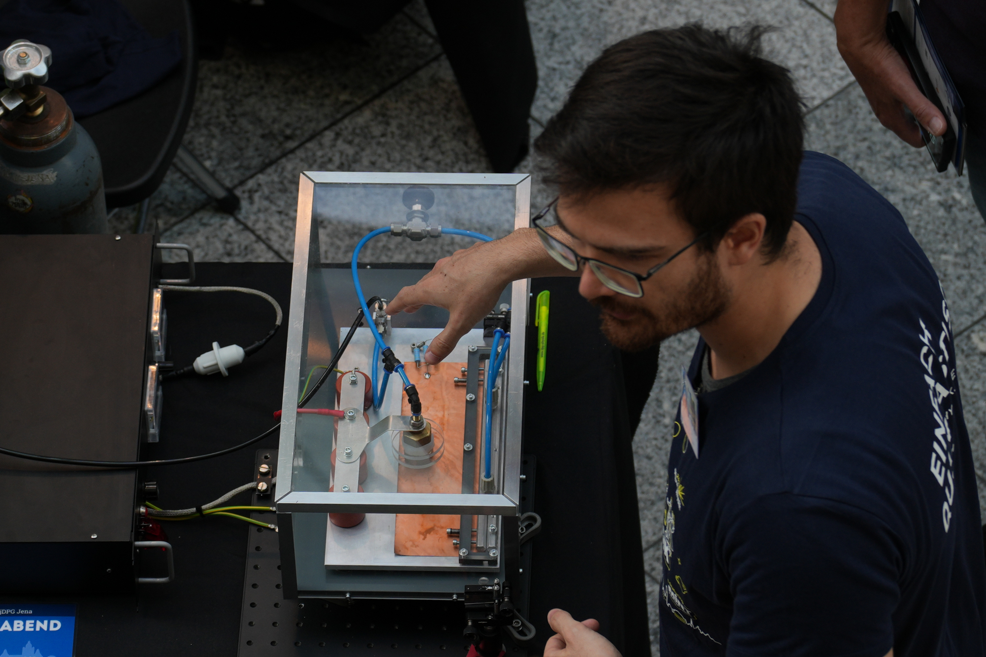 Die Funktion des selbstgebauten Stickstofflasers wird erklärt © DPG / Ritzkowski 2025 Die Funktion des selbstgebauten Stickstofflasers wird erklärt © DPG / Ritzkowski 2025