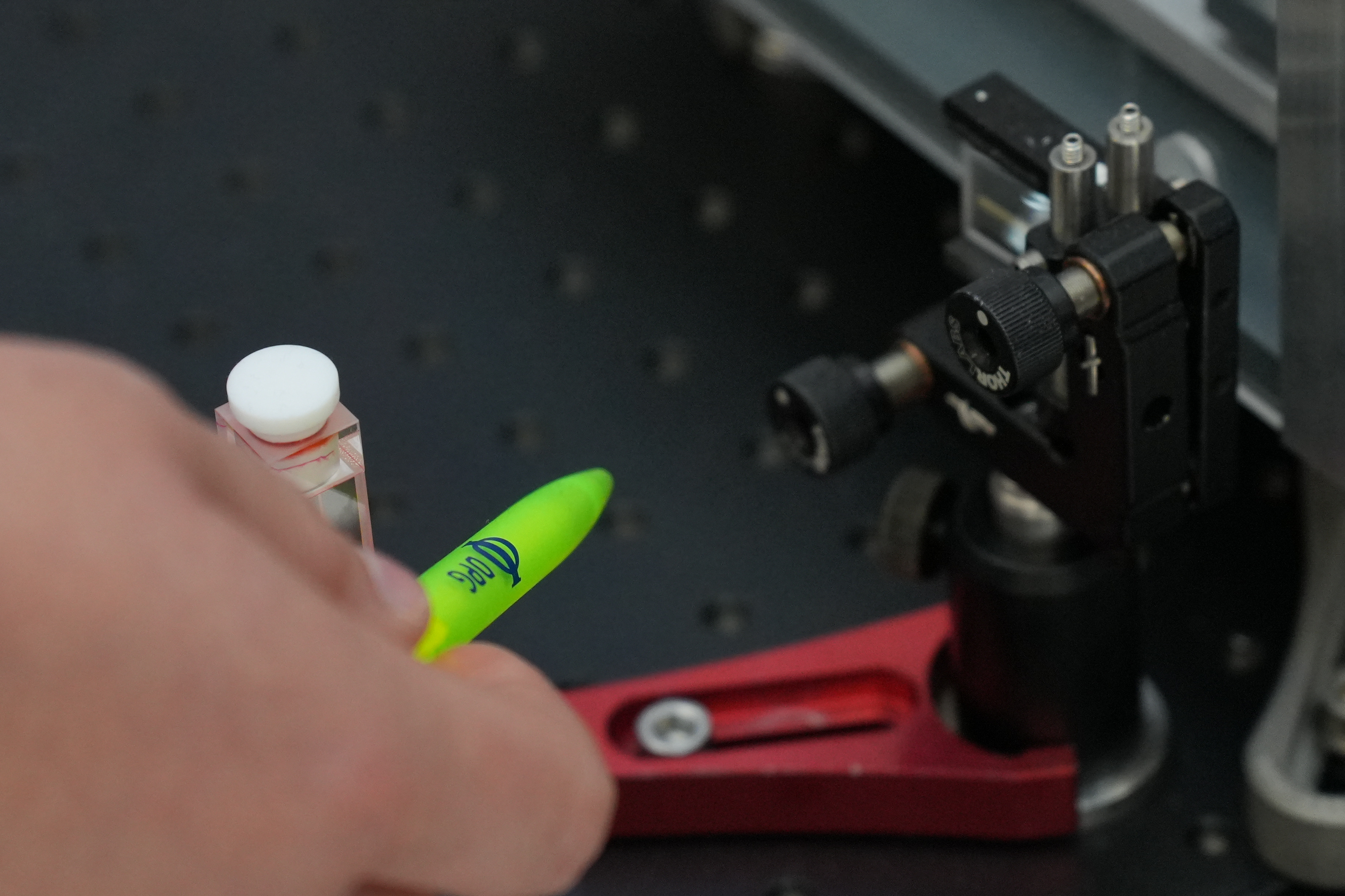 DPG-Kugelschreiber im Laserstrahl © DPG / Ritzkowski 2025 DPG-Kugelschreiber im Laserstrahl © DPG / Ritzkowski 2025