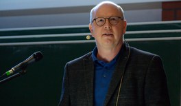 "Die perfekte Welle" - Showdown Wellenphysik War es die perfekte Welle? Auf jeden Fall war es der perfekte Tag: Eine großartige Physik-Show von Matthias Wollenhaupt und Bernd Schwenker an der Uni Oldenburg konnte über 150 Teilnehmende am Nikolaus begeistern und mitreißen.