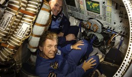 ONLINE: Virtuelle ESA-Touren An direkt zwei Terminen bekamen wir von Robert Willemsen (siehe Bild unten) Einblick in das European Space Research and Technology Centre (ESTEC) der europäischen Weltraumagentur ESA. Das ESTEC ist dabei das technische Herz der ESA, in dem Satelliten und Rover entworfen und getestet werden und zusätzlich zahlreiche neue Technologien für die Raumfahrt erfunden und erprobt werden.