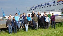 Von der Stahlplatte zum Luxusliner Dieses Mal ging es zur eindrucksvollen Meyer Werft in Papenburg. 80.000t Stahl werden in den Werkshallen jährlich verarbeitet, Station für Station, bis schließlich ein gigantisches Schiff zu Wasser gelassen wird. Während reguläre Besucher die Produktion nur von der Ferne von einem seperaten Besucherzentrum beobachten können, bot sich uns im Rahmen der exklusiven Besichtigung die Gelegenheit, durch die gesamte Produktion zu laufen und somit die Fertigungsschritte hautnah mitzuerleben.