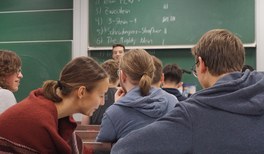 Kennenlernen der jDPG Oldenburg Die Regionalgruppe Oldenburg der jungen Deutsche Physikalische Gesellschaft (jDPG) lädt dich herzlich zu unserer Info- und Kennenlern-Veranstaltung ein. Wir sind eine Gruppe von Studierenden, die für euch über das Semester hinweg Exkursionen, Vorträge und Veranstaltungen rund um das Thema Physik planen.