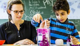Hoher Besuch zu Gast bei „Physik für Flüchtlinge“ in Münster