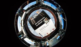 Schulheft im Weltall