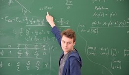 Eifrig rätselnde Physik-Studierende bereit für internationale Herausforderung