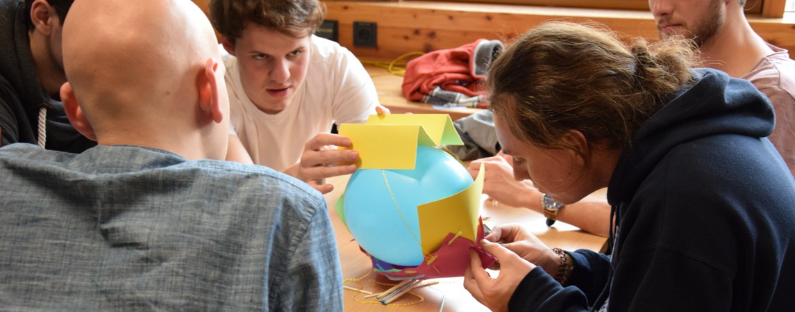 Fleißige Studierende lösen Physikrätsel