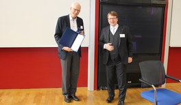 Hardo Bruhns erhält DPG-Ehrennadel