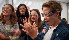 Vor Ort und digital: Würzburg macht Physik in verschiedenen Welten erlebbar