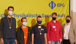 Eifrig rätselnde Physik-Studierende bereit für internationale Herausforderung