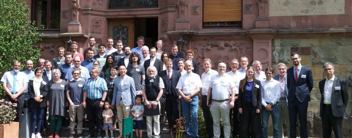 Glückliche Preisträger:innen im Sonnenschein