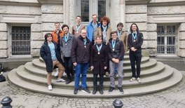 Eifrig rätselnde Physik-Studierende bereit für internationale Herausforderung