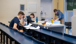 20240406-Carsten-Hammer-Teilnehmer beim Aufgaben lösen-DOPPLERS2024-Hannover-3.jpg