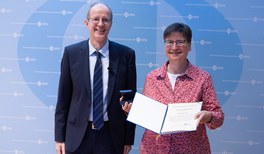 Tag der DPG Festveranstaltung_Ehrennadel Wodzinski.jpg