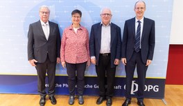 Tag der DPG Festveranstaltung_Ehrennadelträger:innen.jpg