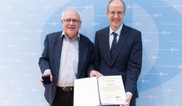 Tag der DPG Festveranstaltung_Ehrennadel Wolff.jpg