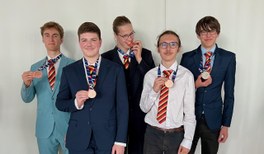 Deutsches Team gewinnt fünf Medaillen bei Internationaler PhysikOlympiade in Paris