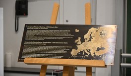 Heinrich-Hertz-Hörsaal am KIT als „EPS Historic Site“ ausgezeichnet