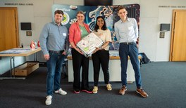 World Quantum Day 2025:  Rückkehr der QuanTour-Lichtquelle, Mitmach-Experimente und ein unterhaltsamer Science Slam